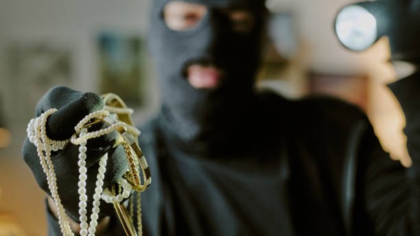 Hyderabad robbery attempt: Armed gang barge into jewellery store in Chandanagar, open fire at manager to rob gold