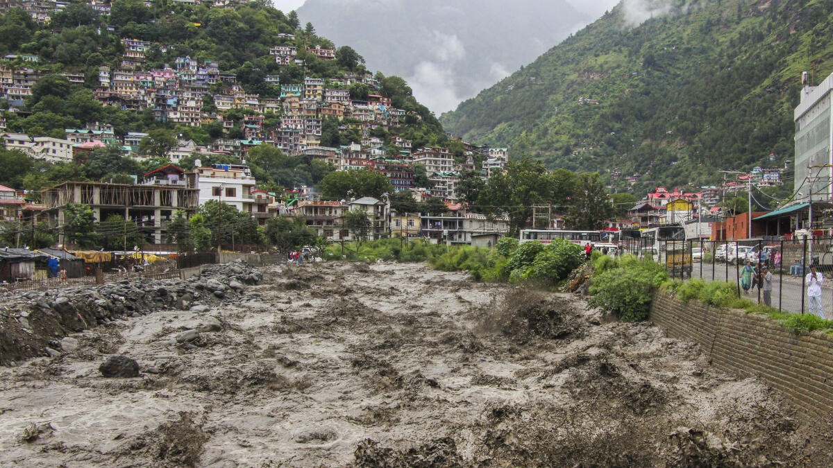 Cloudbursts, flash floods in Himachal; 325 roads closed; very heavy rain warning in 3 districts