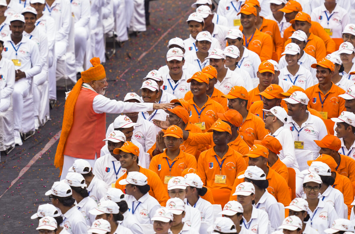 Prime Minister Narendra Modi interacts with students during the 79th Independence Day celebration 