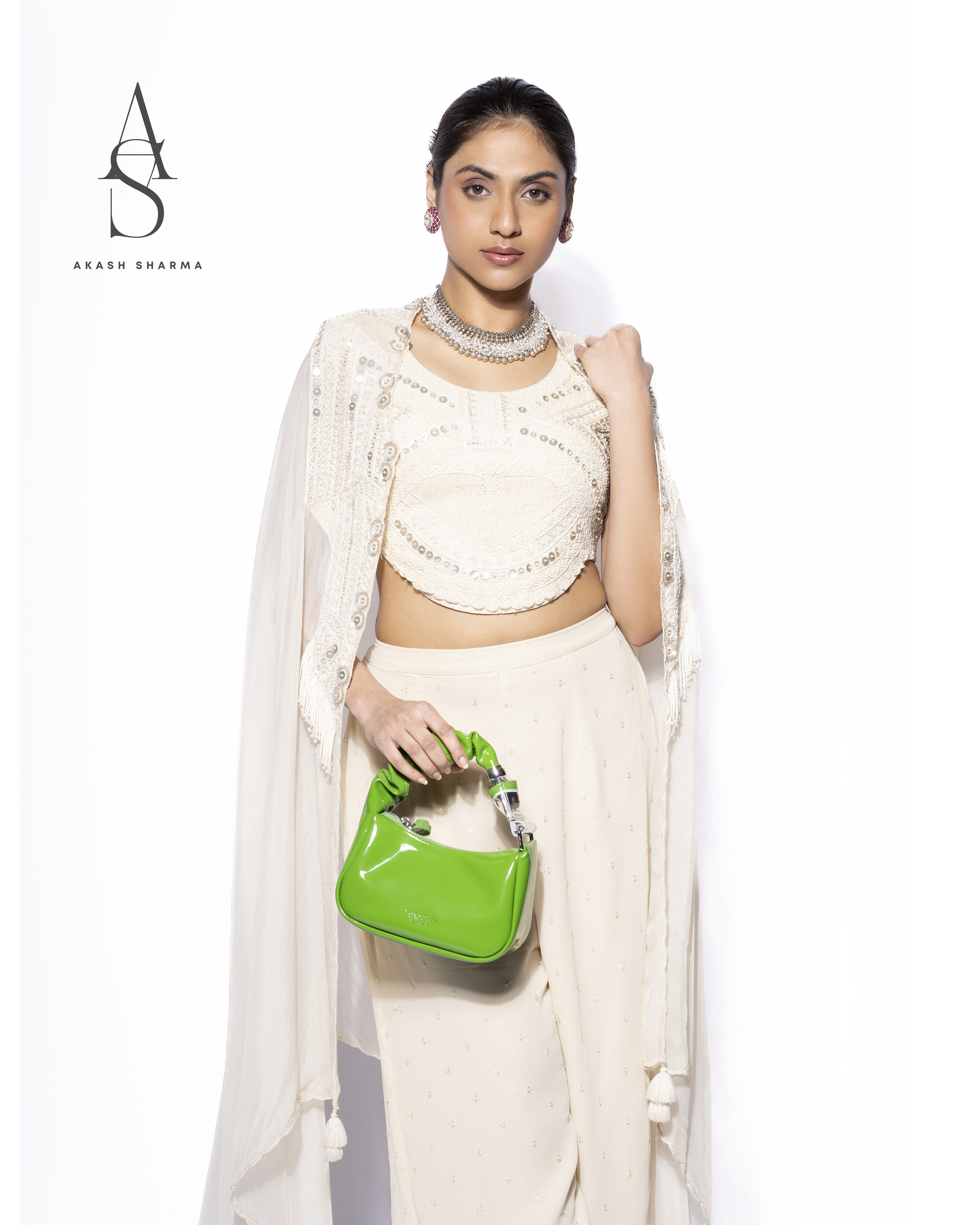 Designer: Vaishnavi
Bag: Kate Spade
Model: Advaita