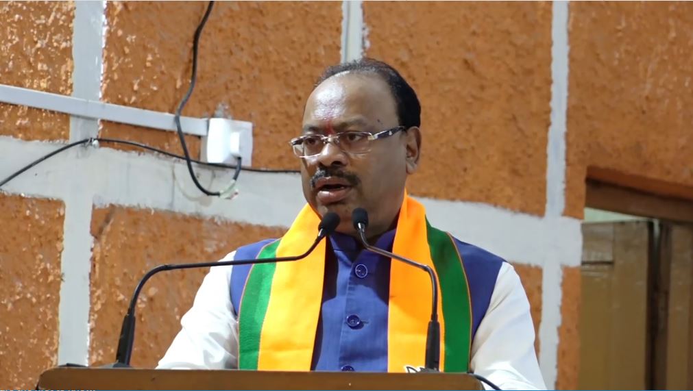 'Needy farmers to get loan waiver, not those building farmhouses, bungalows', Minister Bawankule
