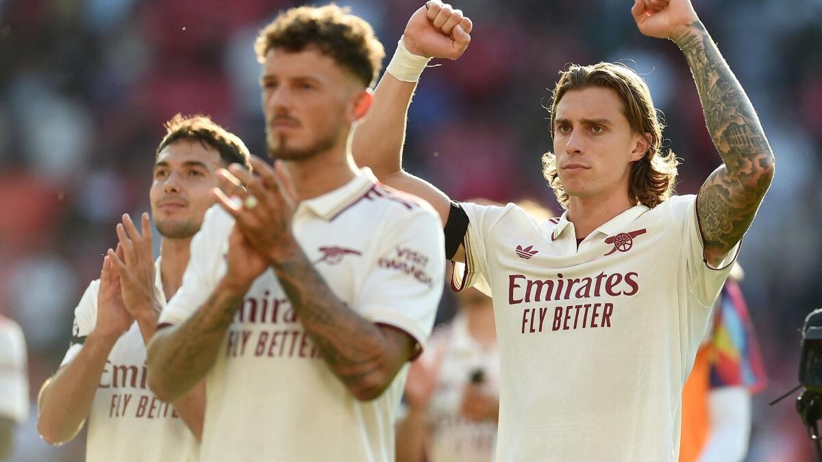 Premier League: Arsenal sound early warning with gritty win over Manchester United