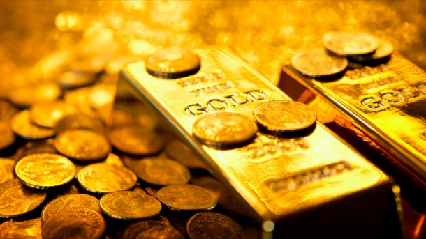 Gold trades flat at Rs 1,00,920/10 gm, silver climbs Rs 1,000