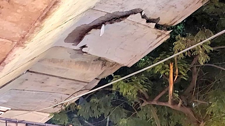 Ejipura flyover scare! Cracked slab falls on auto, driver gets hurt