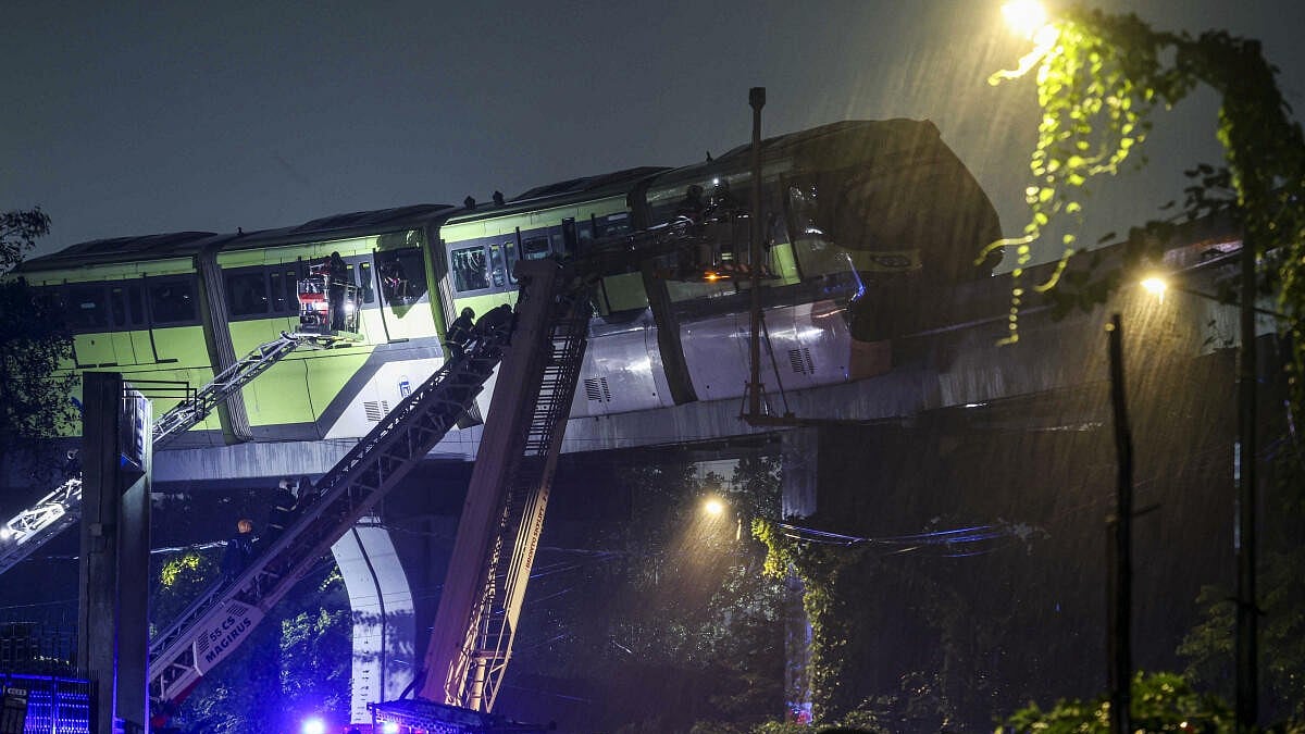 782 passengers rescued from 2 stranded Mumbai monorails