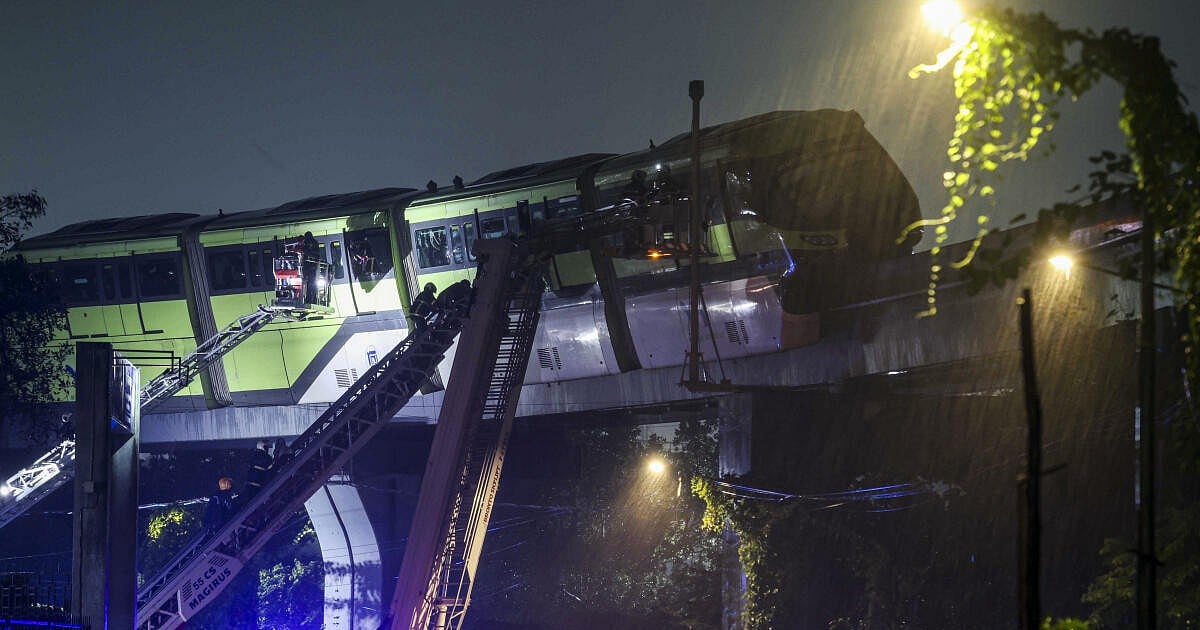 782 passengers rescued from 2 stranded Mumbai monorails