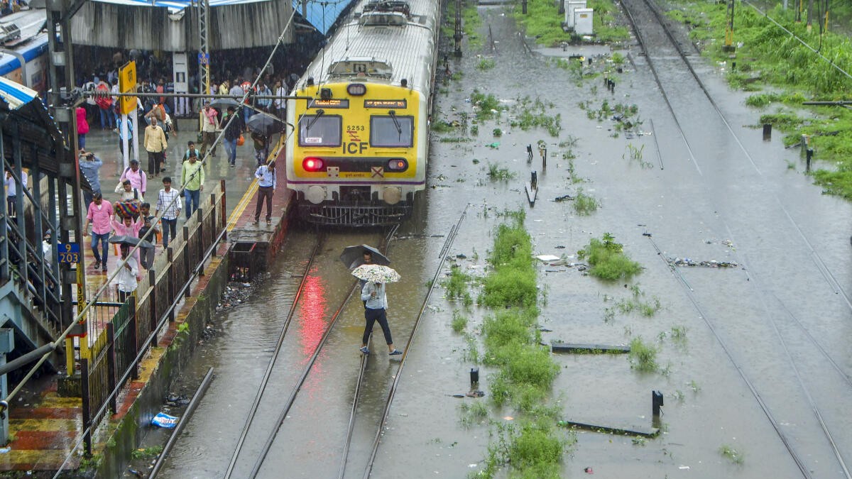 Mumbai rains | Schools, colleges shut amid heavy downpour