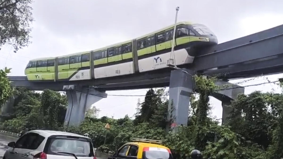 Mumbai Monorail train stopped for 12 minutes to offload passengers due to overcrowding