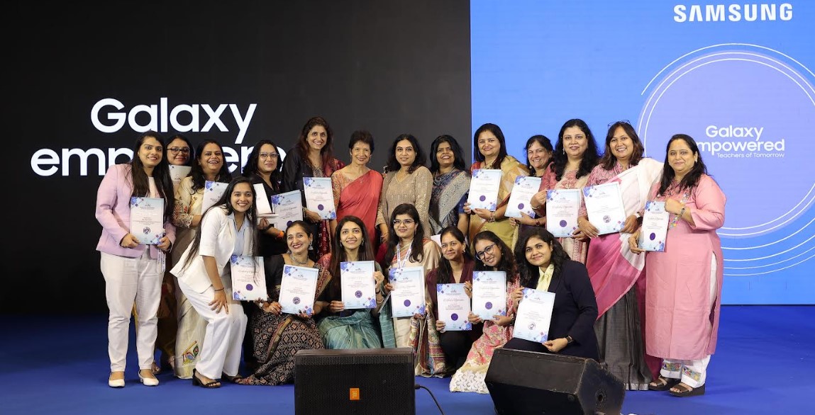 Educators displaying their certificates at Samsung’s Galaxy empowered event.