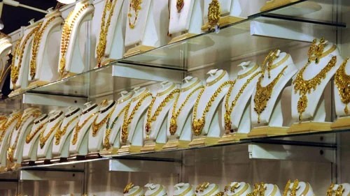 Gold falls Rs 250 to Rs 1,00,370/10 g; silver rallies Rs 1,000