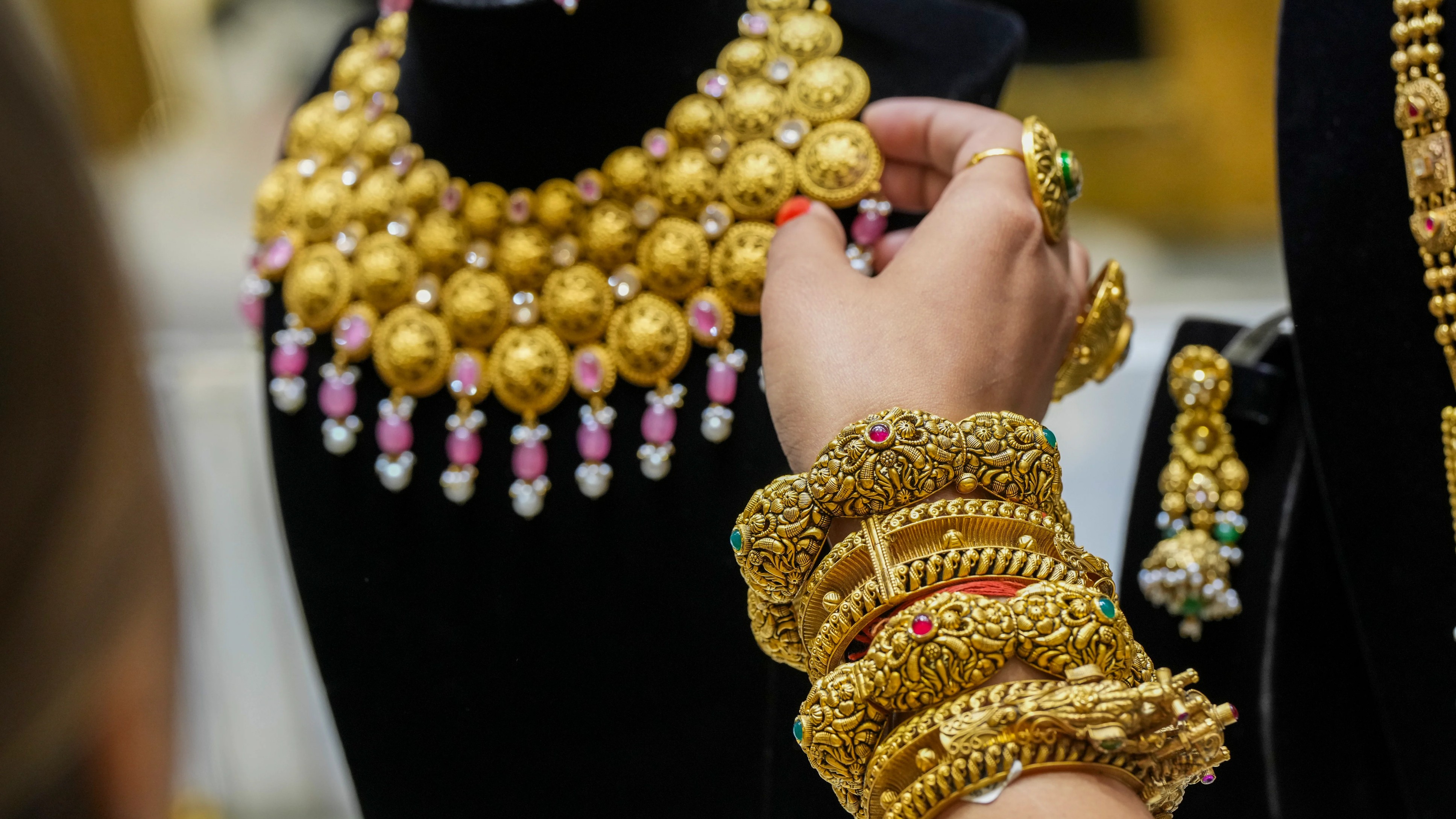 Bringing gold jewellery from abroad? Know your limits