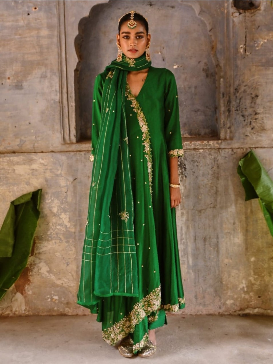 Deep Thee’s collection combines heritage and modern charm through vibrant shararas and elegant kurtas. Crafted in rich jewel hues and luxurious fabrics, these outfits are perfect for gifting to those who adore festive dressing.