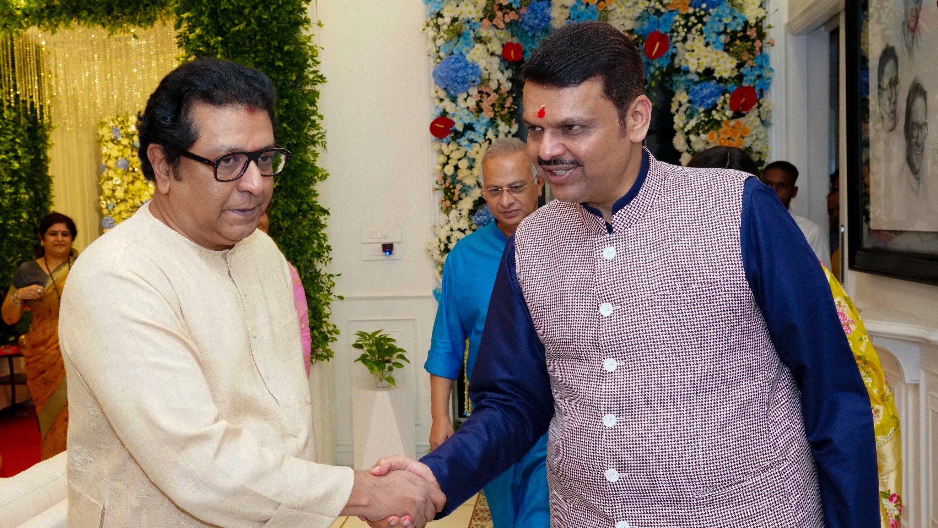 Mumbai: Uddhav Thackeray visits Raj's home on Ganesh Chaturthi; CM Devendra Fadnavis also drops in later