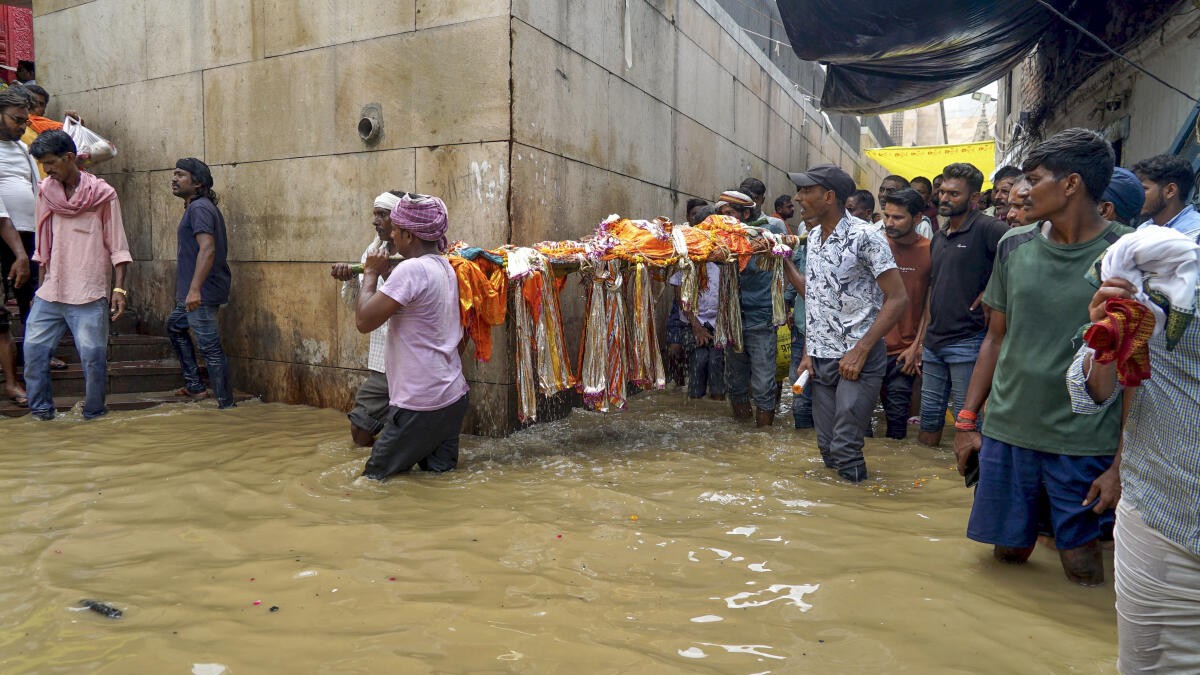 Rising Ganga floods Varanasi ghats; 'aarti', cremations being held on rooftops