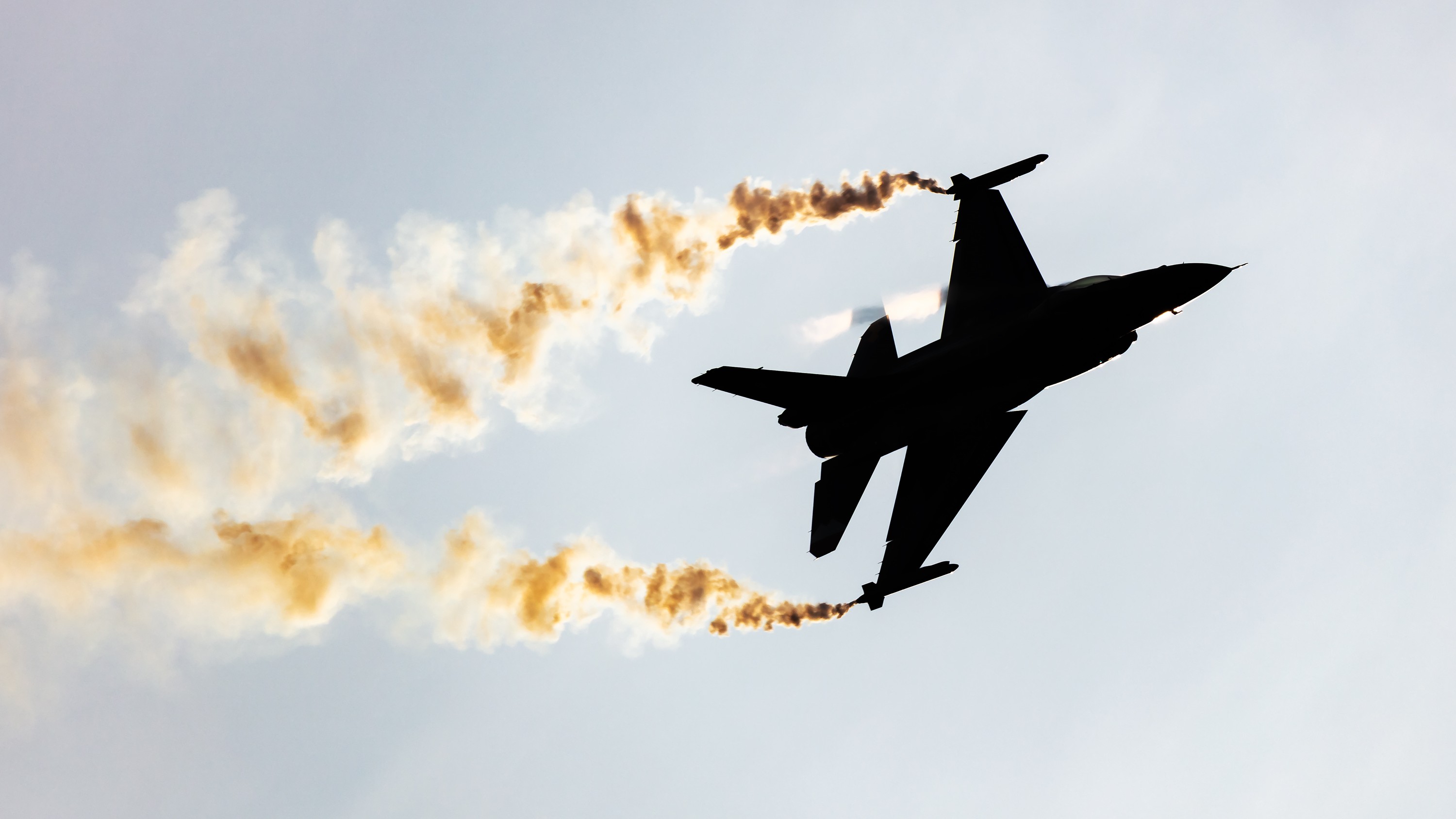 F-16 aircraft crashes during rehearsal before airshow in Poland, pilot dies