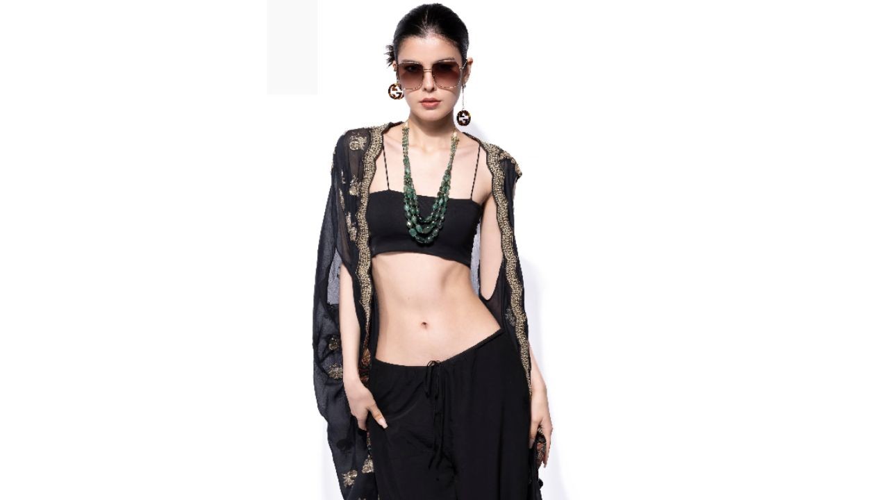 Monochrome ensembles grab attention without screaming for it
