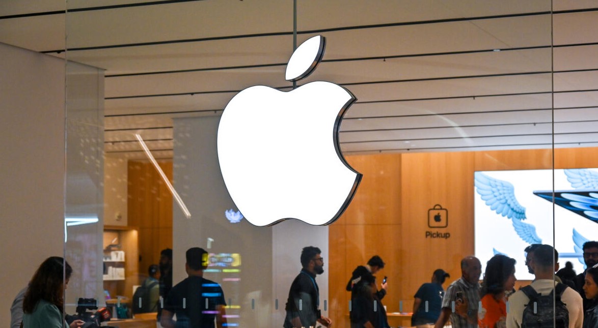 Apple Hebbal Store.