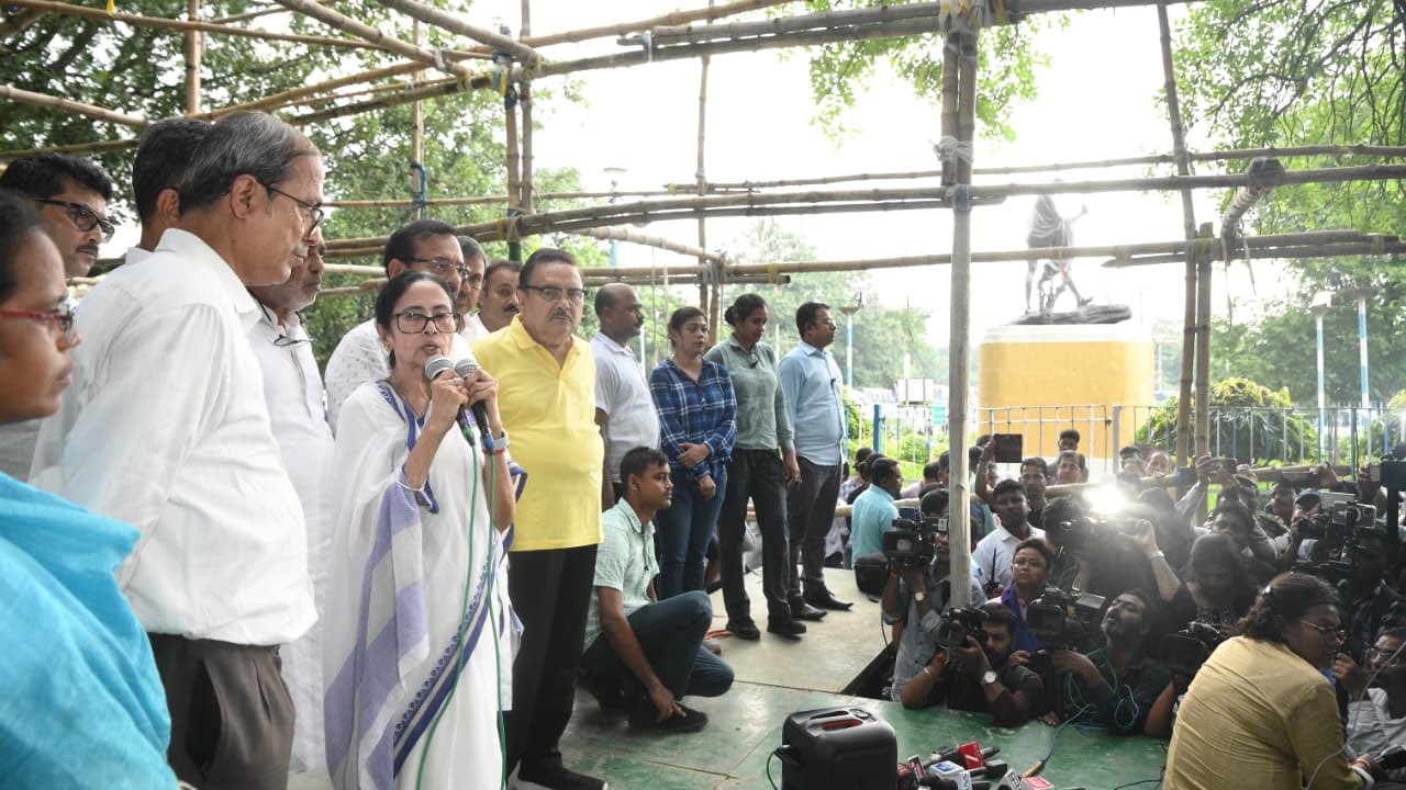 Army dismantles TMC protest stage in Kolkata, Mamata says 'don't play into BJP's hands'