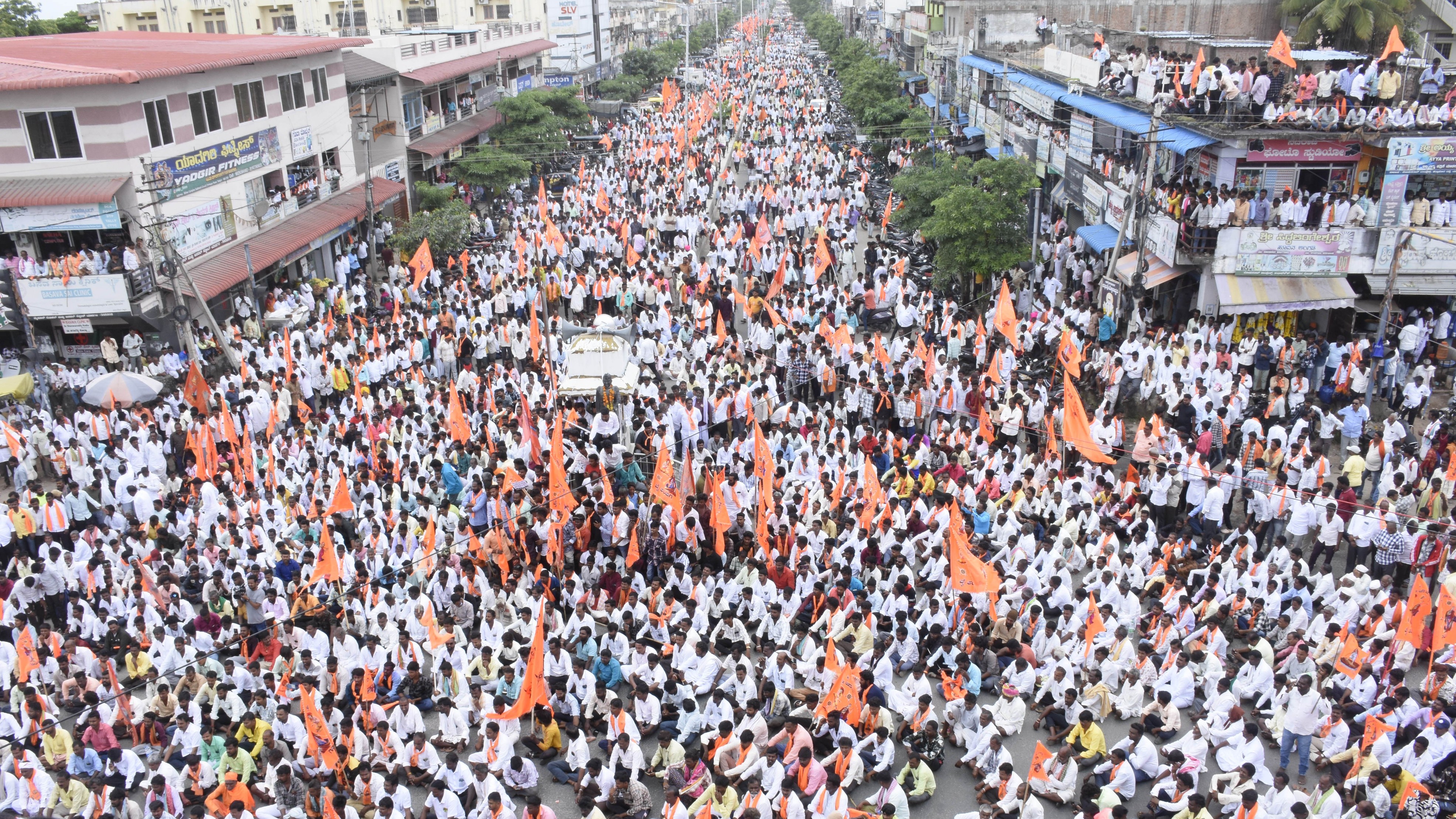 Massive protest in Yadgir over 'derogatory remarks' against Ambigara Chowdayya