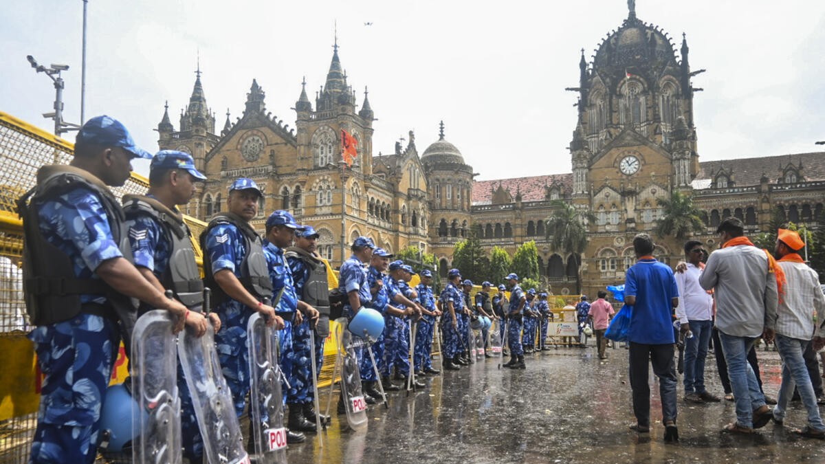 Maratha stir: Bombay HC asks Jarange, supporters to vacate Azad Maidan by 3 pm
