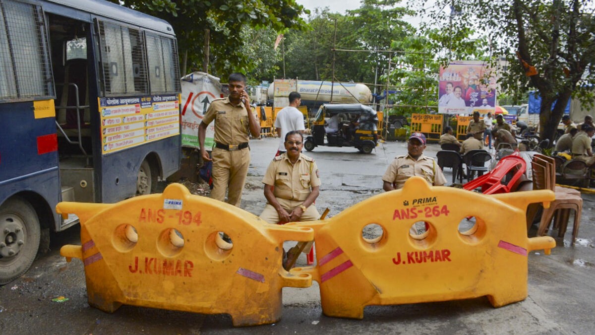 Maratha quota stir: Mumbai Police issue notice to Jarange, ask him to vacate Azad Maidan
