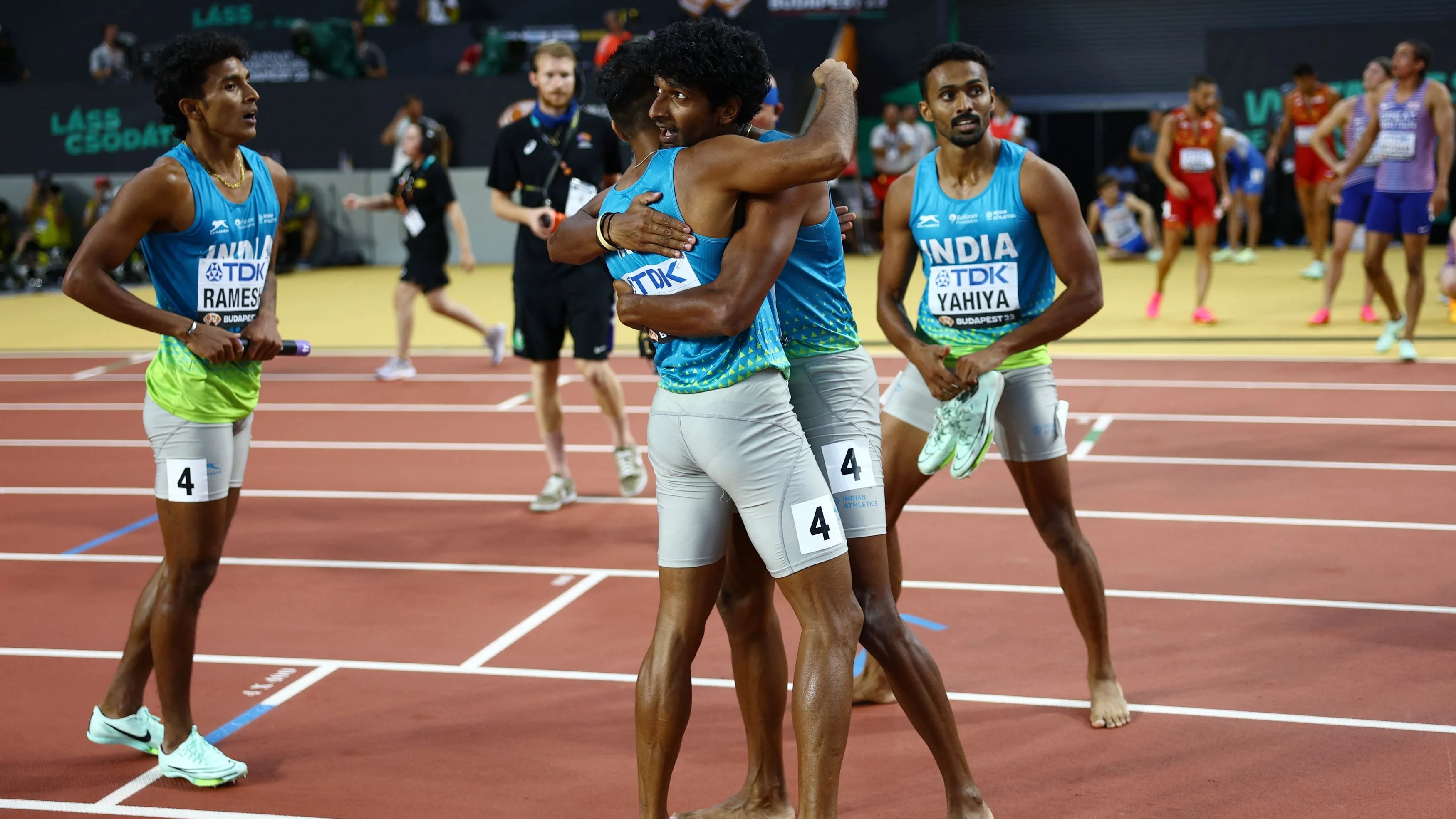 Men’s relay team falls behind after promising highs
