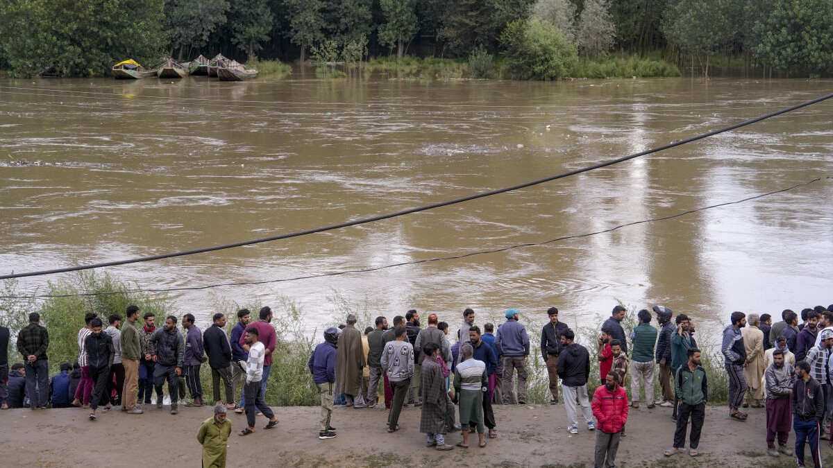Flood alert in Jammu and Kashmir's Srinagar after Jhelum overflows in Budgam; evacuation advisory issued