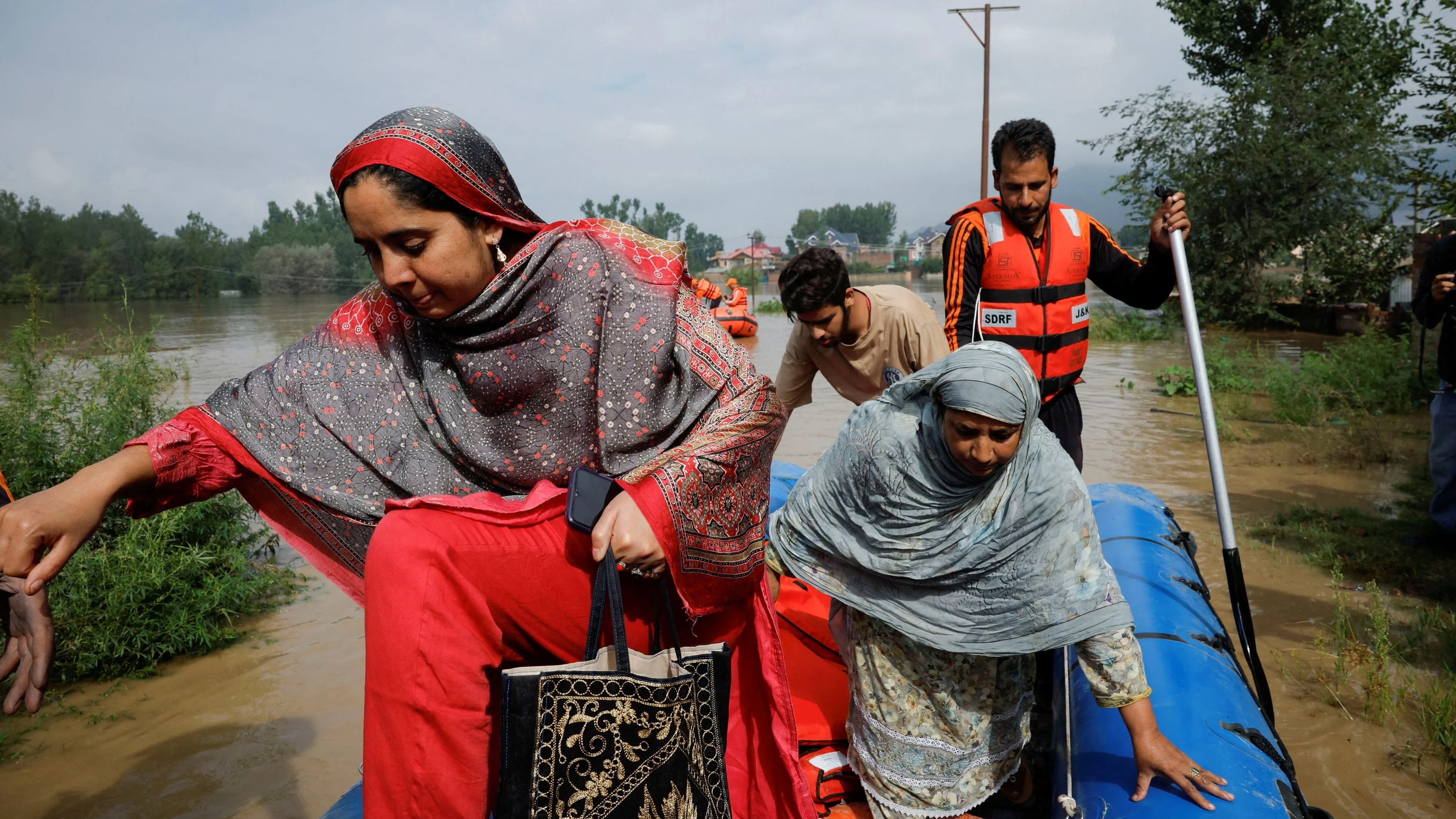Night of panic in Srinagar as residents track Jhelum levels on smartphones
