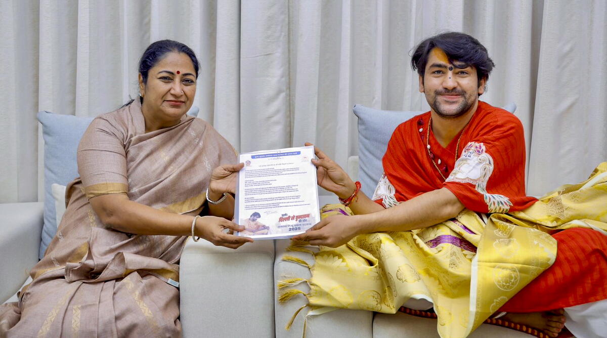 Delhi CM Rekha Gupta meets Bageshwar Dham seer Dhirendra Shastri at her residence