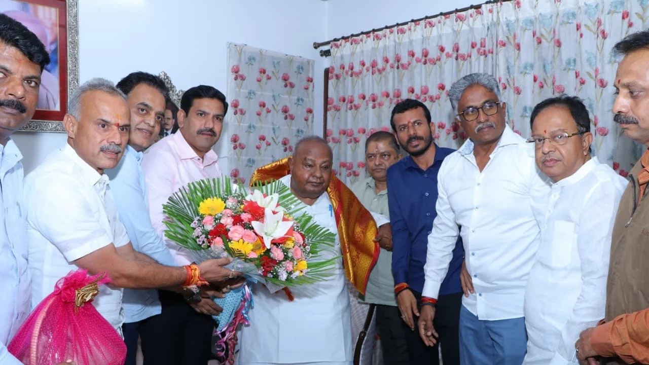 Ballot papers: Take political parties into confidence, Deve Gowda tells SEC
