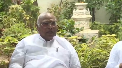 BJP slams Mallikarjun Kharge for 'insulting' farmer at Karnataka's Kalaburagi