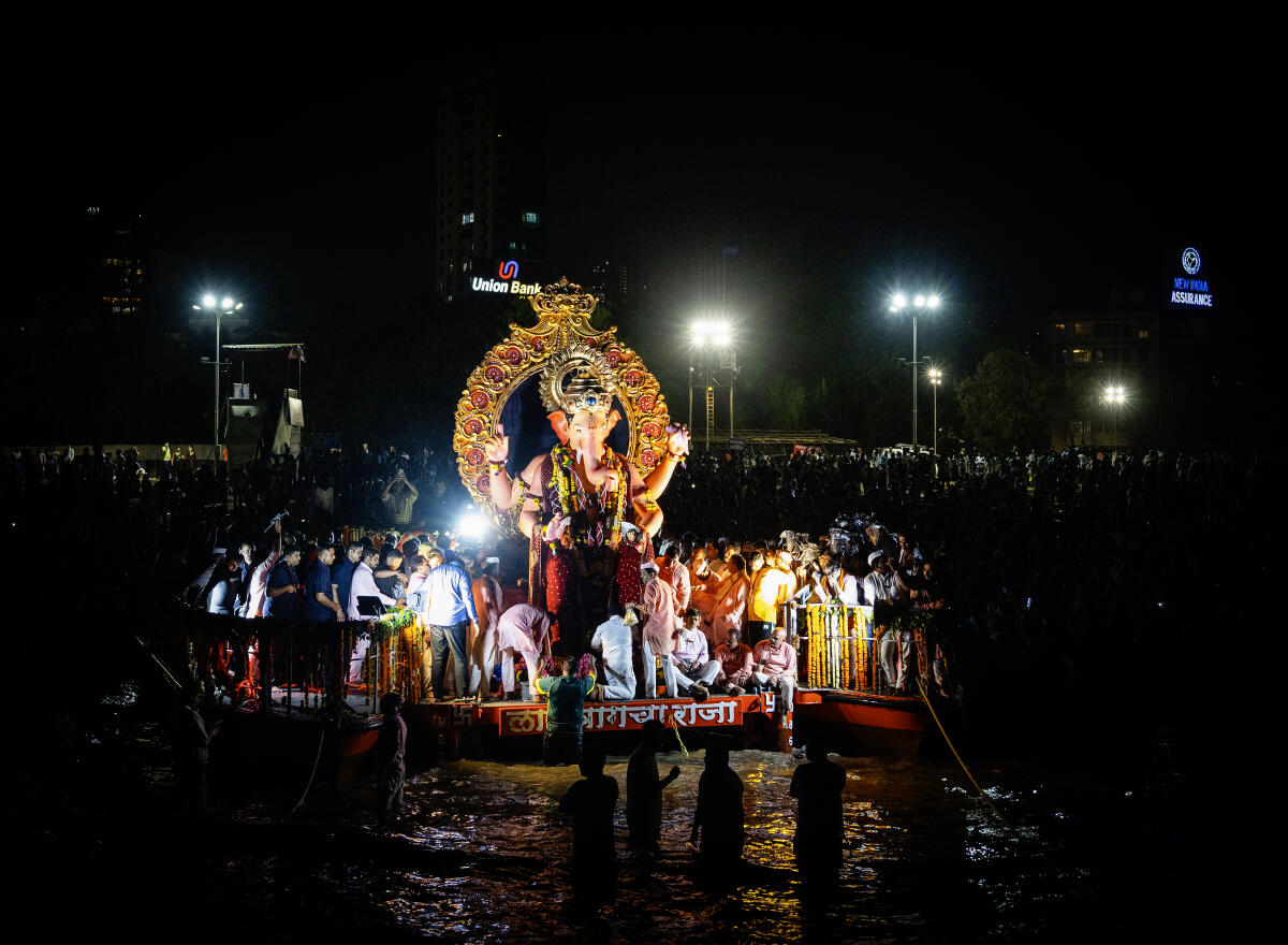 People prepare to immerse the ‘Lalbaugcha Raja’ idol of Lord Ganesha during the Ganesh Chaturthi festivities, at Girgaon Chowpatty, in Mumbai, Maharashtra.
