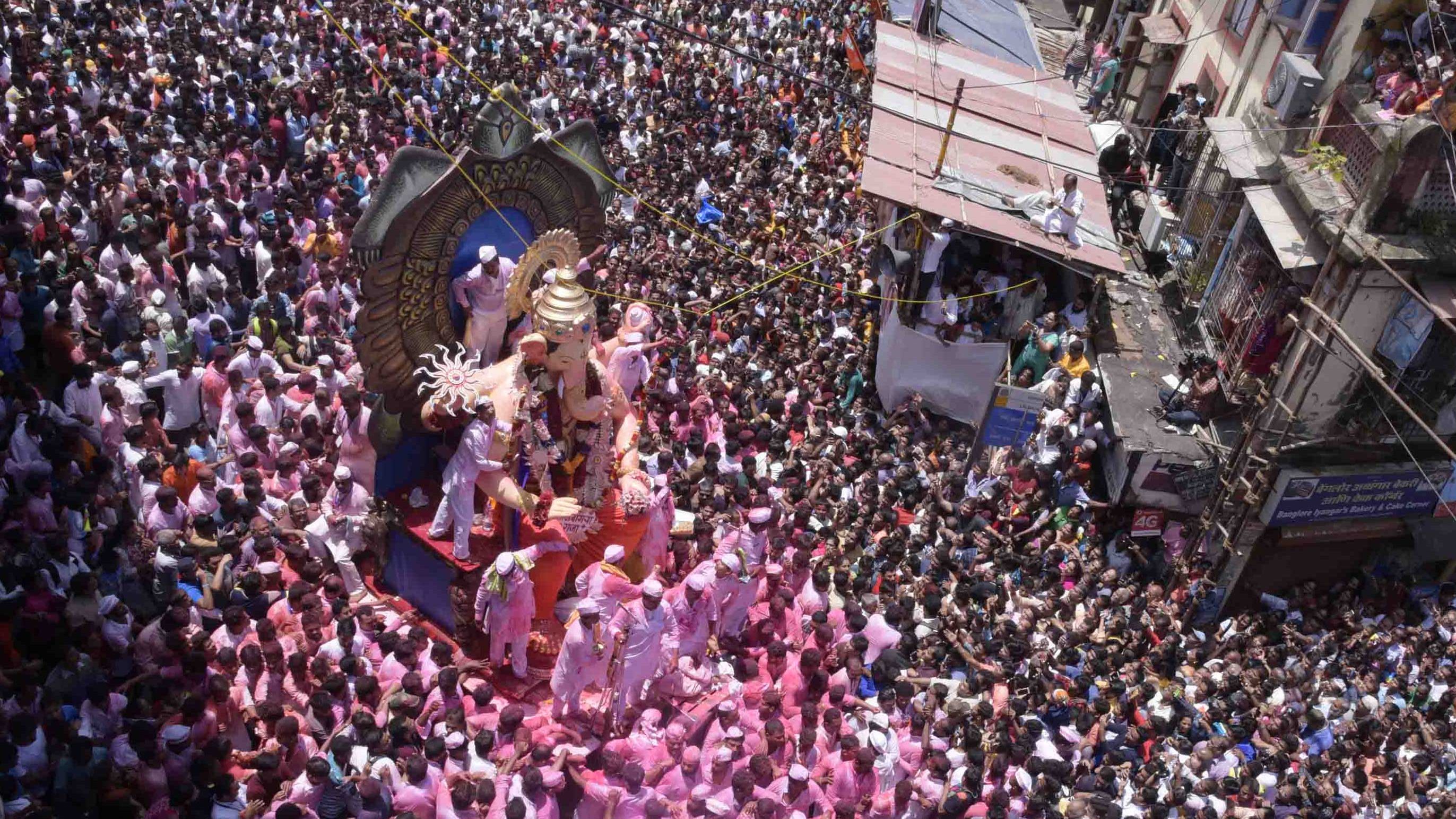 Lalbaug cha Raja immersed in Arabian Sea after delay