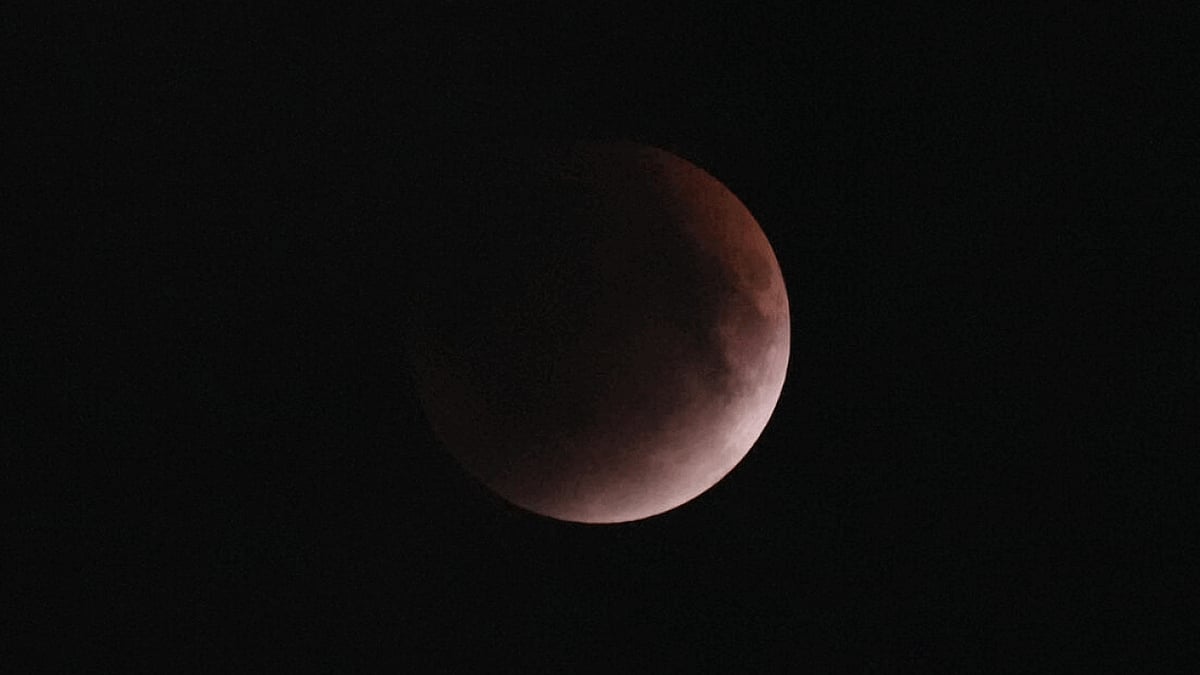 'Blood Moon': Total lunar eclipse enthrals skywatchers; clouds play ...