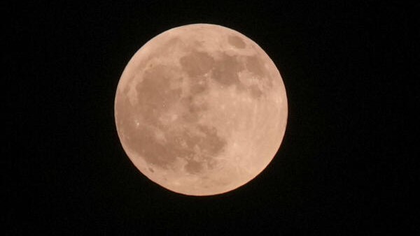 Kolkata joins rest of country in enjoying total lunar eclipse