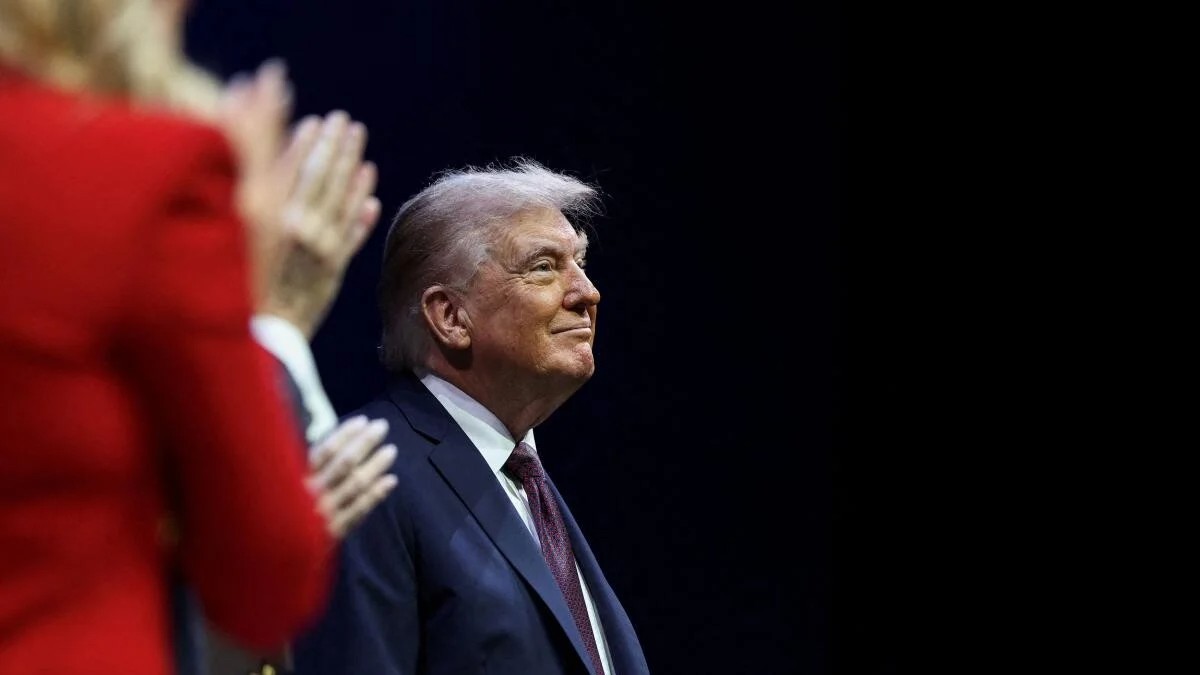 Trump calls signature 'fake'— but his personal letters tell a different story