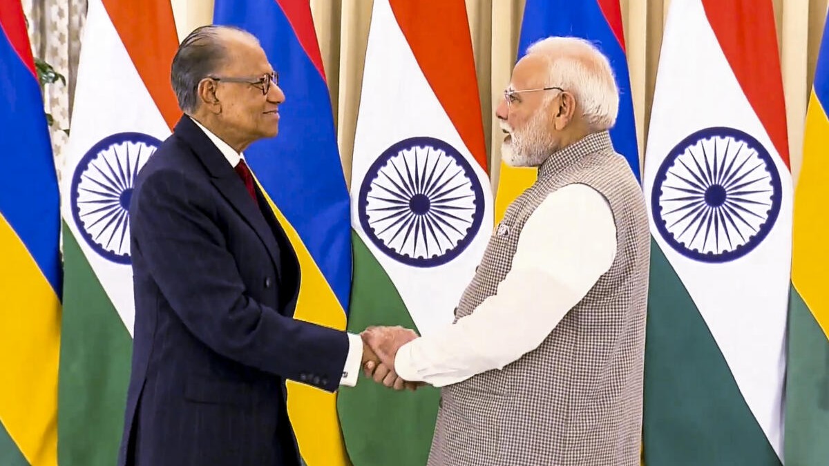 PM Narendra Modi meets Mauritius counterpart in Varanasi