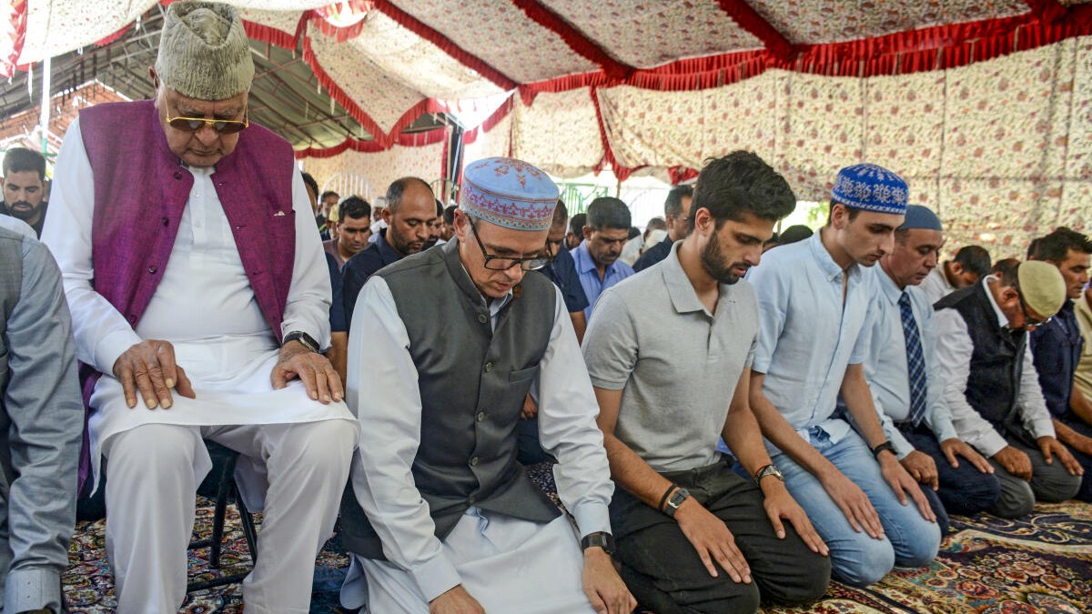 Farooq Abdullah offers prayers at Hazratbal shrine for peace between Hindus, Muslims