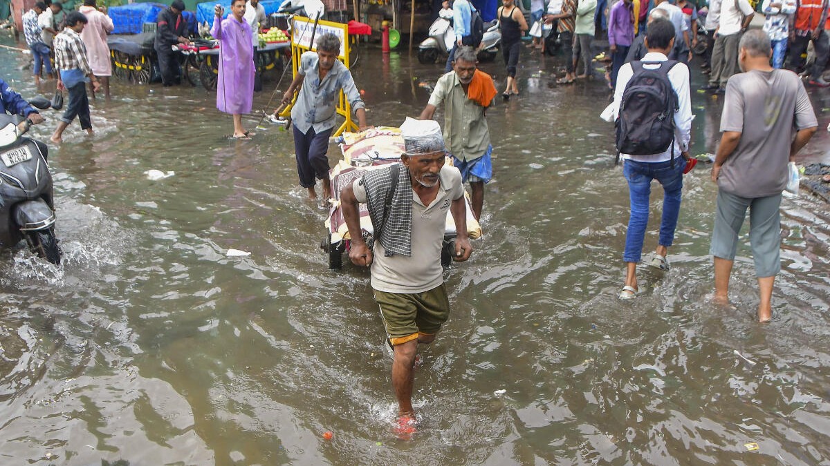 Mumbai hit by rains, Army choppers mount rescue in Beed