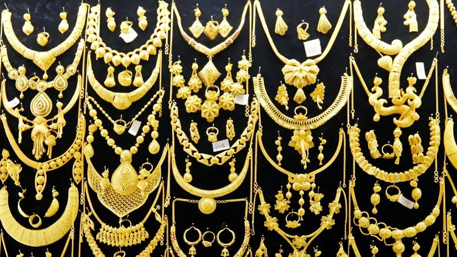 Gold prices ease in future trade as traders await US Federal Reserve's policy decision