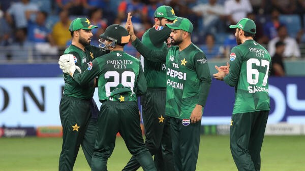 Nervy Pakistan survive Dutch scare in T20 World Cup opener