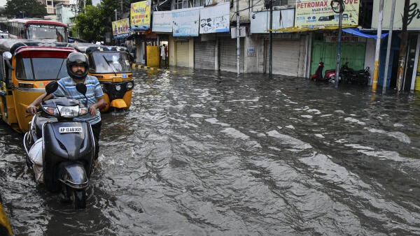 Heavy rains claim life in Hyderabad, Missing man found 85 km away