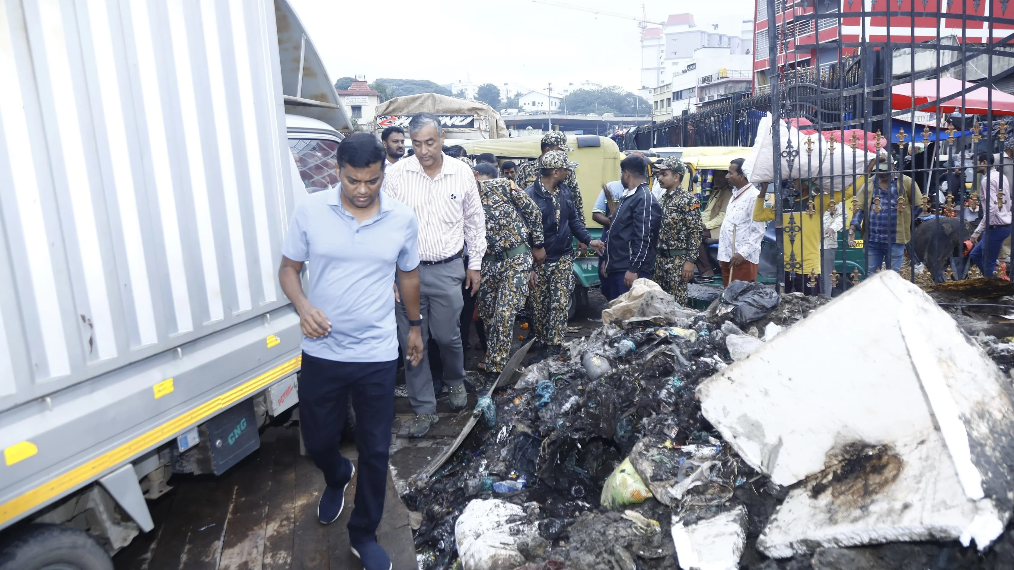 GBA chief Maheshwar Rao directs officials to prepare masterplan to clean up K R Market 