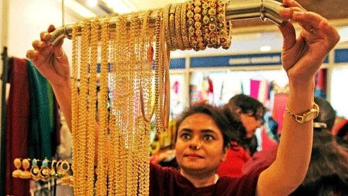 Gold prices to stay buoyant on Fed cuts, festive buying and global concerns