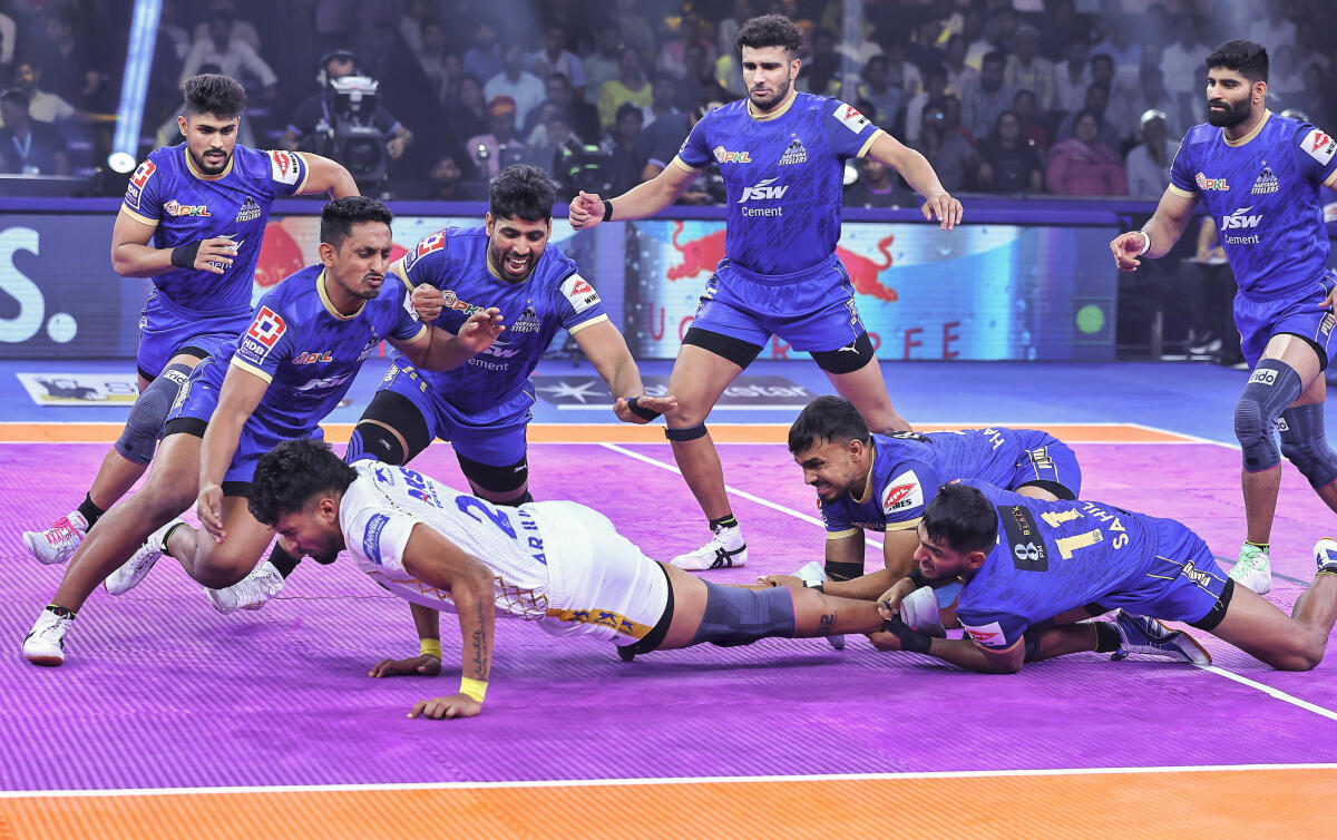 Players of Haryana Steelers (in blue) and Tamil Thalaivas during their Pro Kabaddi League season 12 match, at Sawai Mansingh Indoor Stadium, in Jaipur.