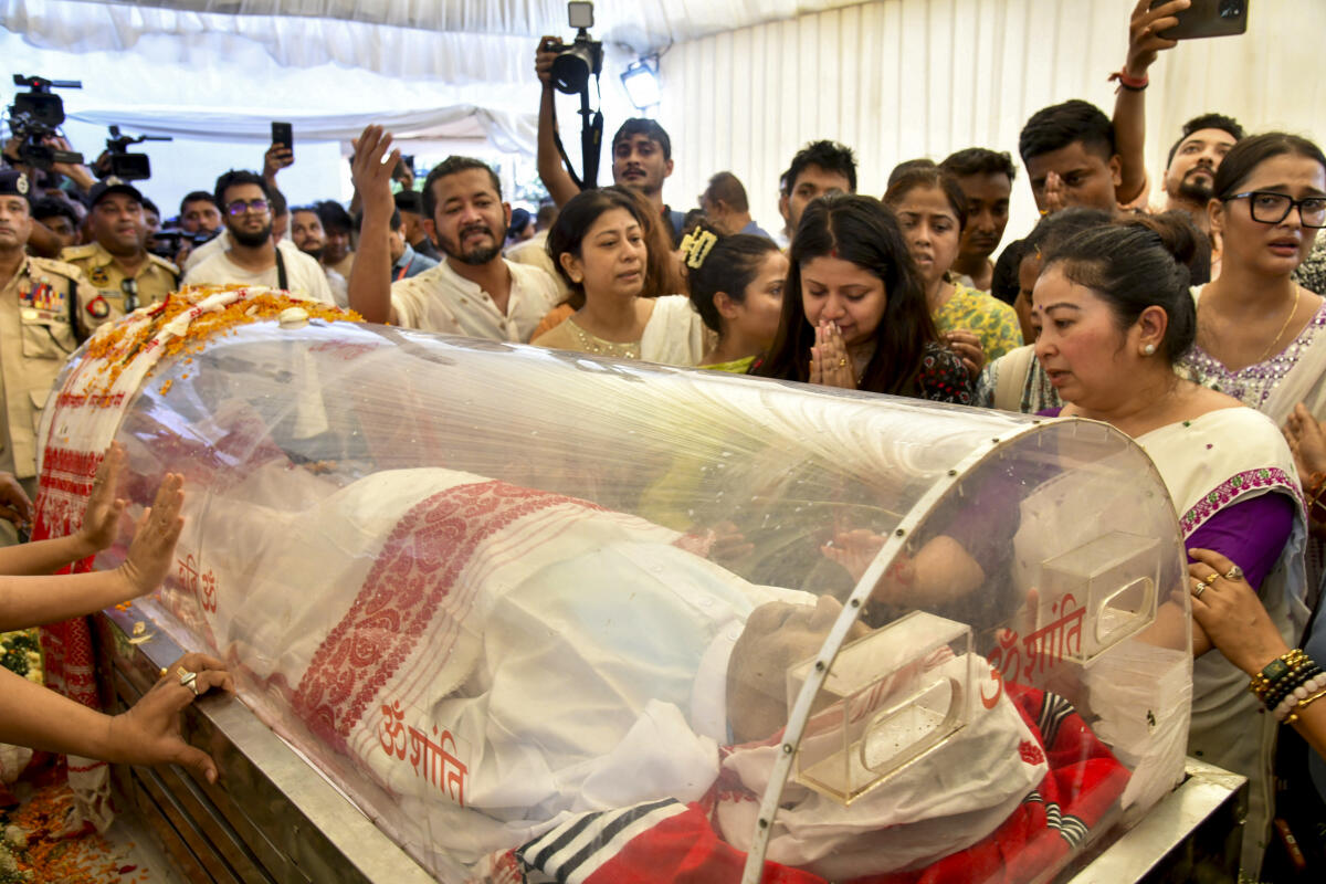 Garima Saikia Garg (extreme right), wife of deceased singer Zubeen Garg, mourns as she pays her last respects to his mortal remains, at his residence in Guwahati.