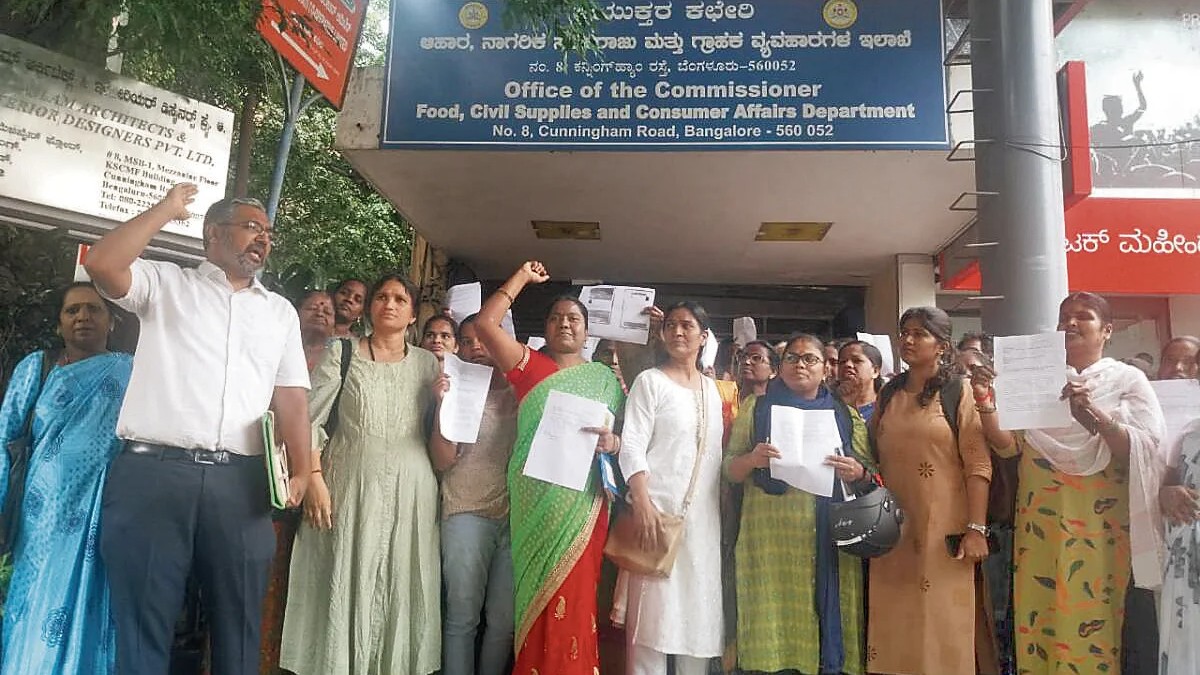 Unorganised workers, slum dwellers protest deletion from BPL list in Bengaluru