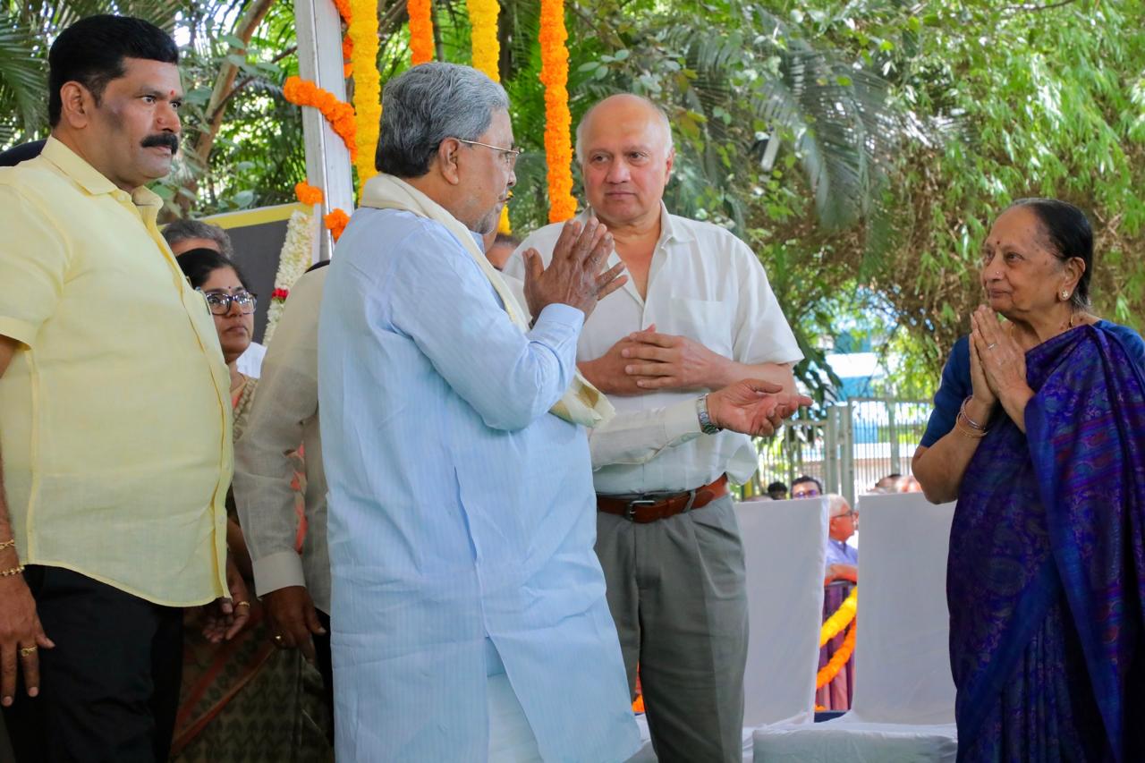Chief Minister Siddaramaiah offering his condolences to the family members of noted Kannada writer and novelist S L Bhyrappa in Bengaluru on Thursday.    