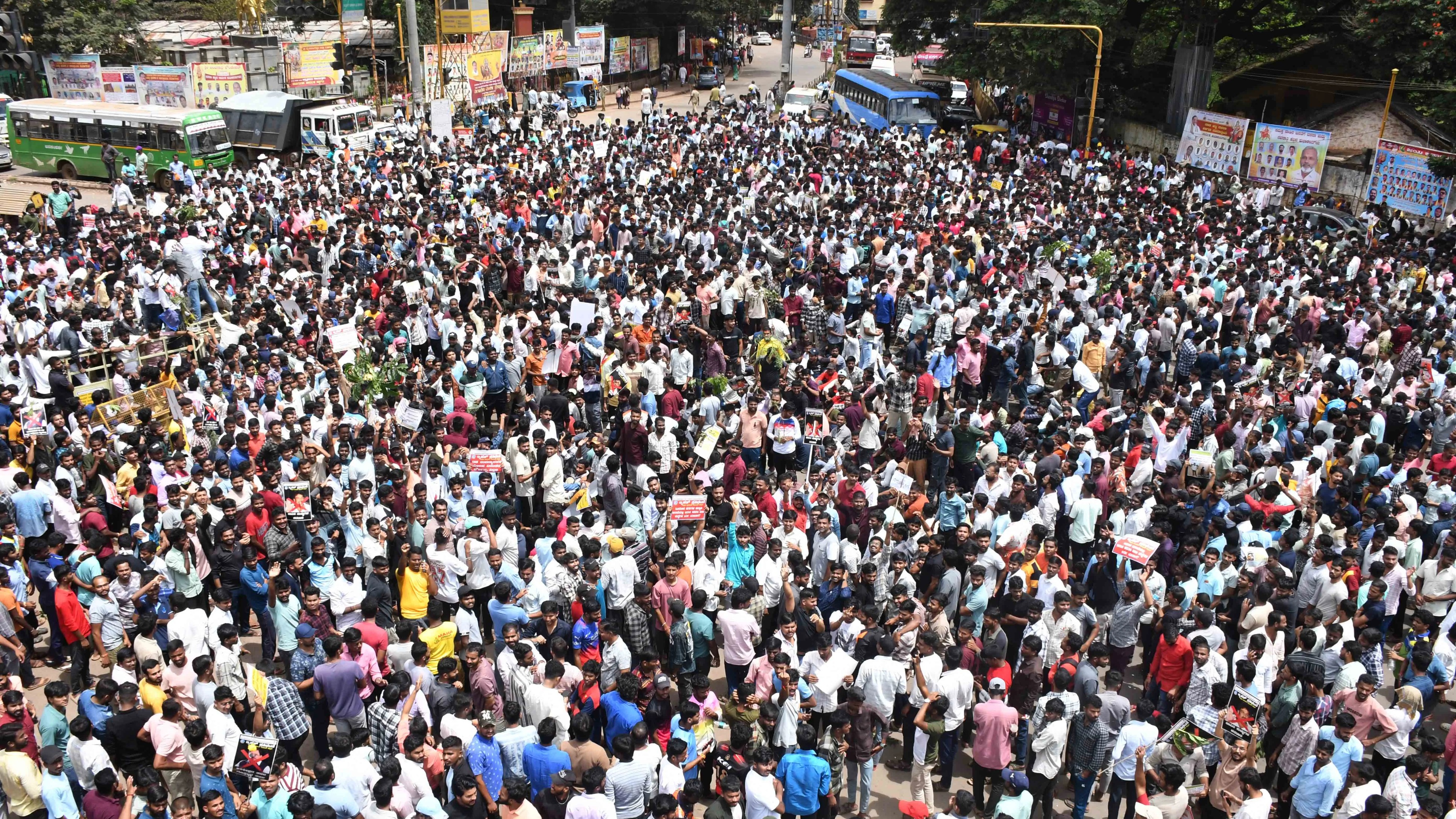 Govt job aspirants' protest brings Dharwad to a standstill
