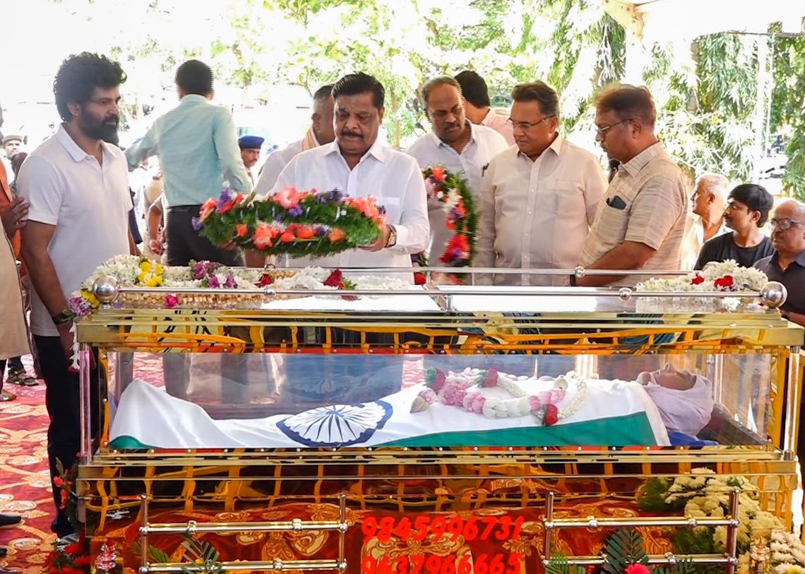 Mysuru district minister H C Mahadevappa, ex MP Pratap Simha offer tribute to S L Bhyrappa at Kalamandira premises in Mysuru on Thursday evening. 